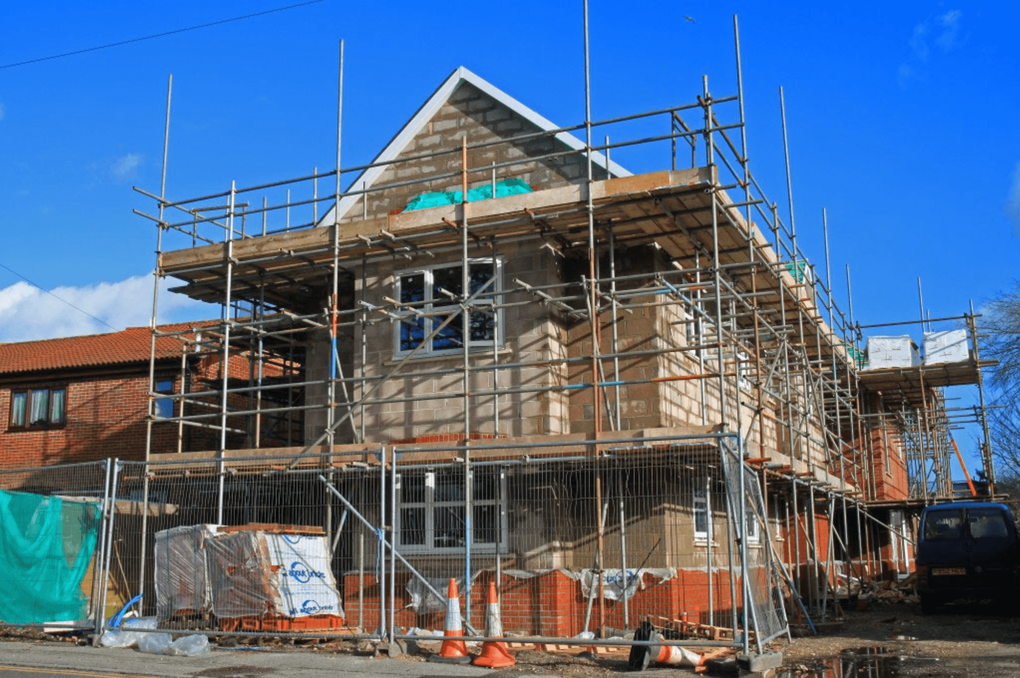 Independent scaffold around a house