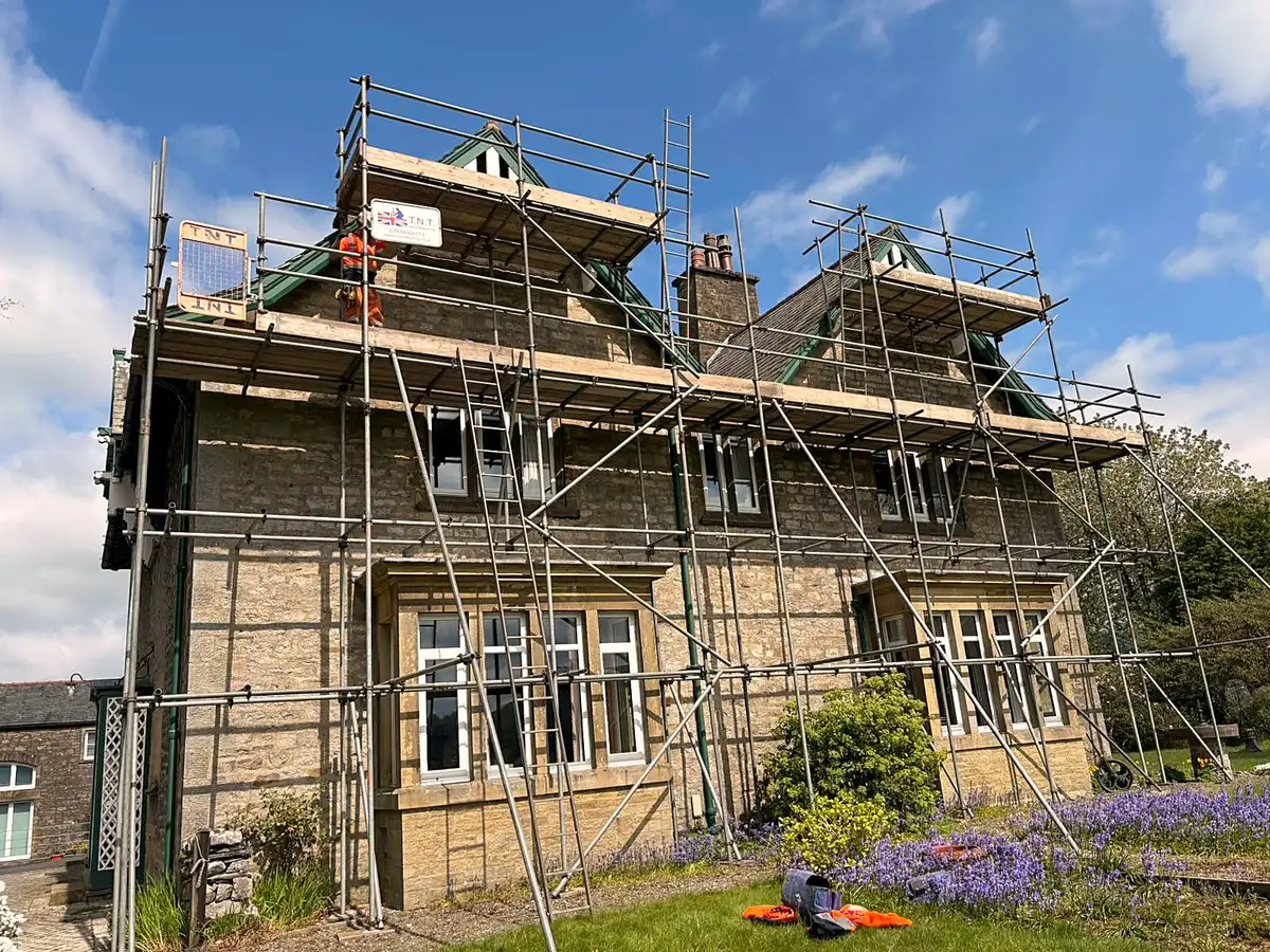 Independent scaffold around a detached stone house