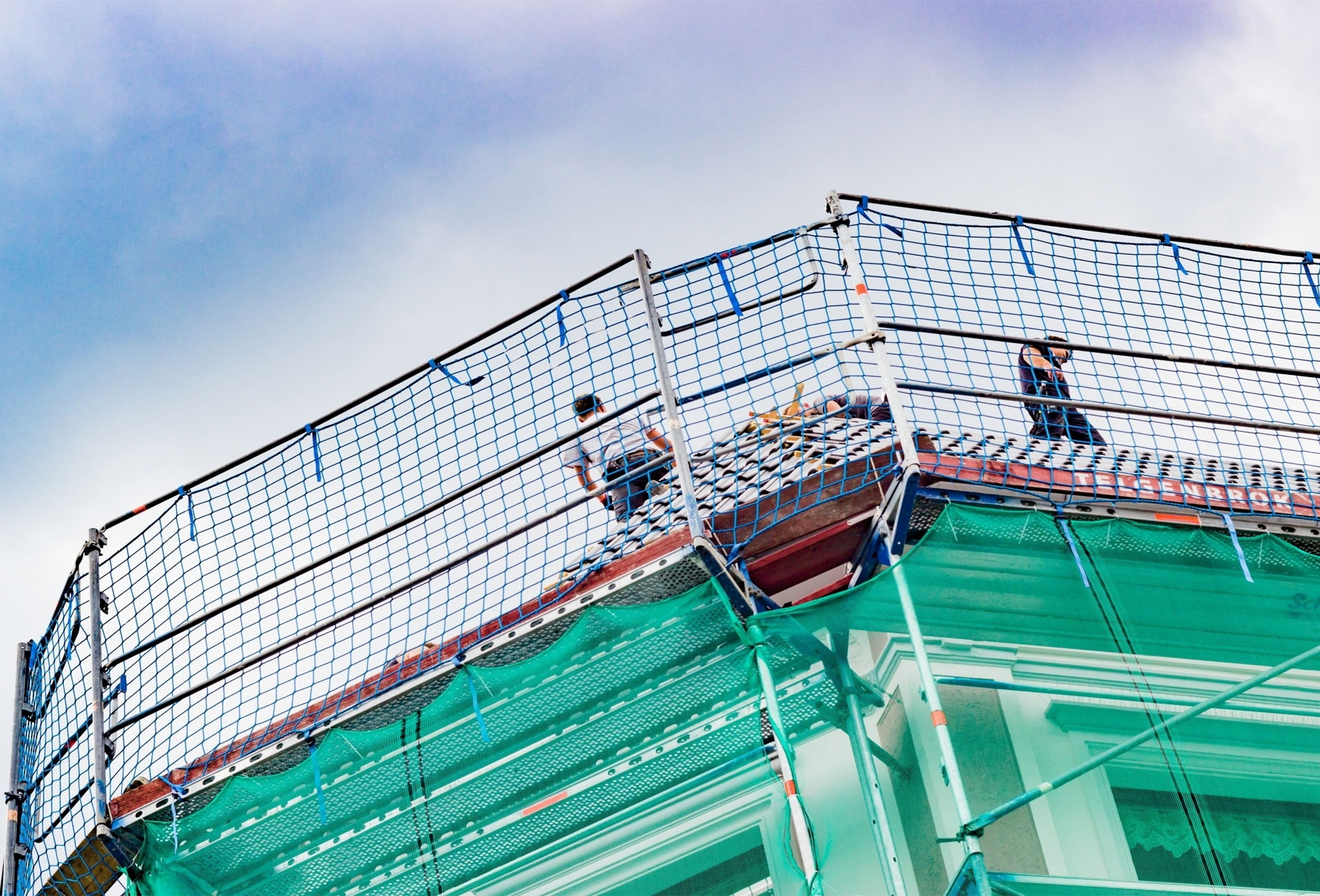 Safety netting and edge protection on a scaffold roof edge
