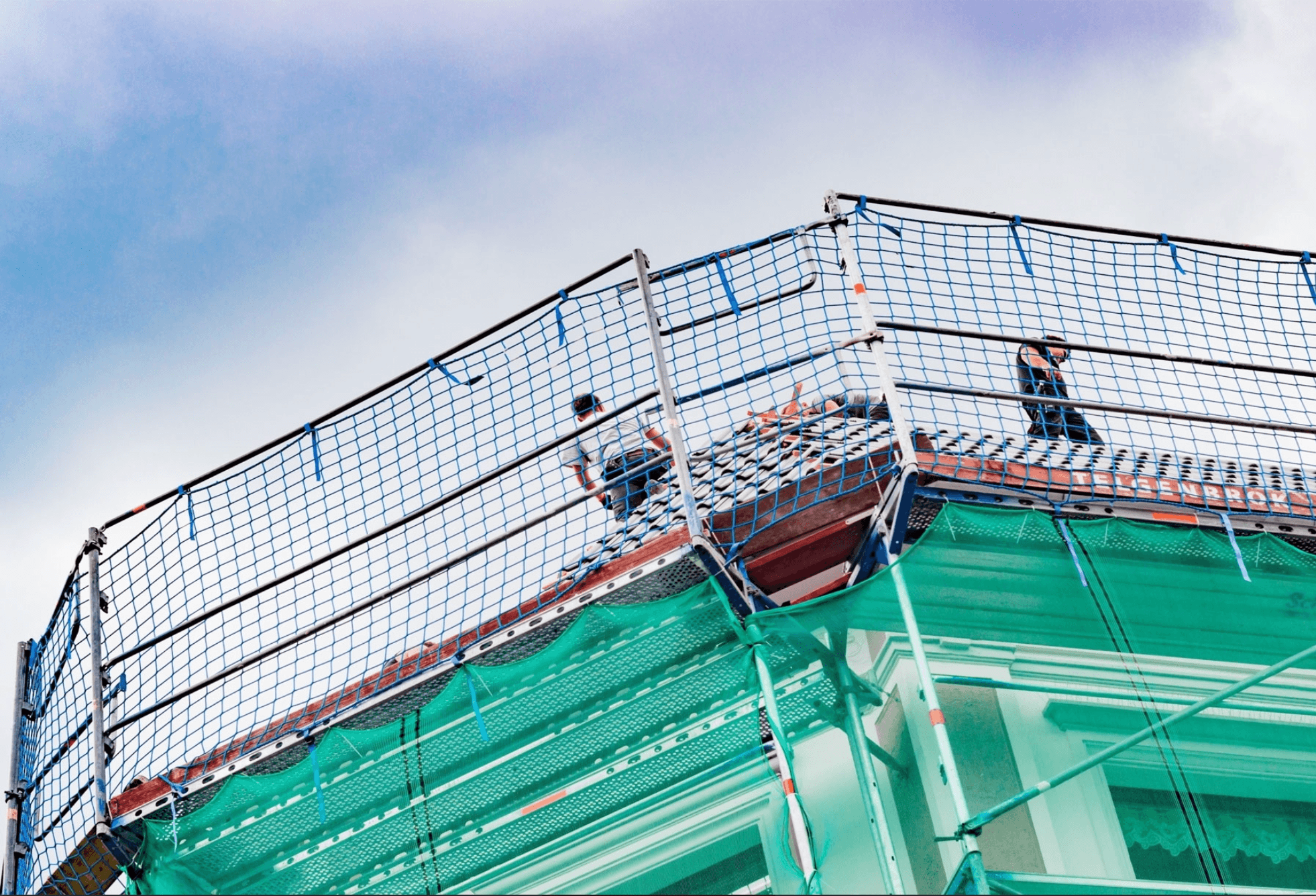 Safety netting and edge protection on a scaffold