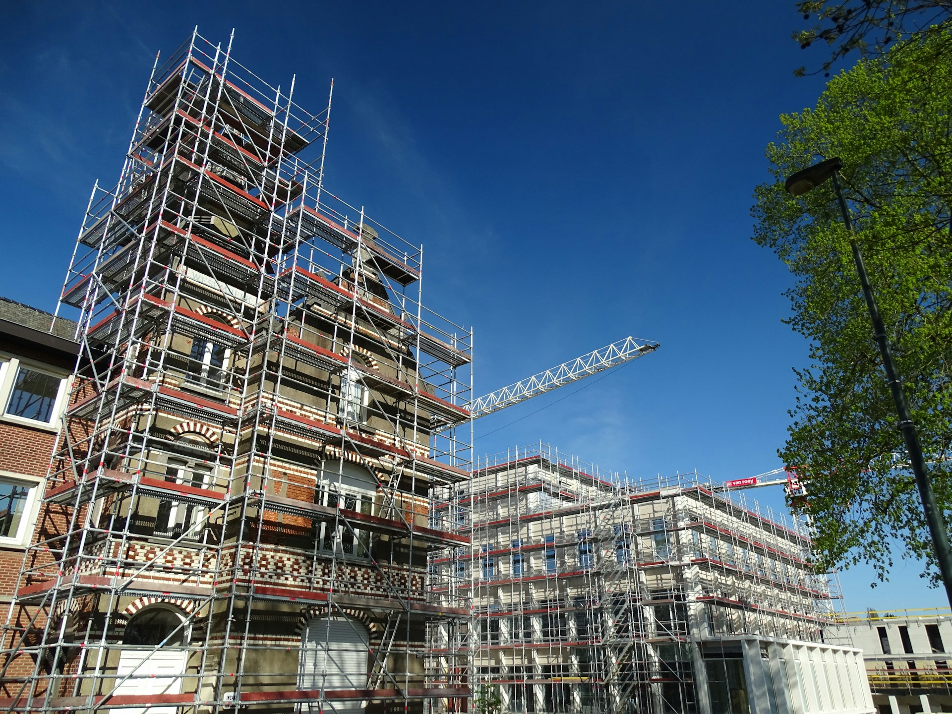 Scaffolder in full PPE installing edge protection